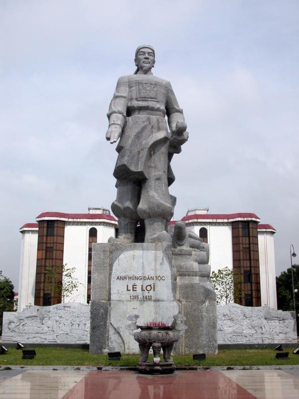 Lê Lợi statue in front of the City Hall of Thanh Hoa province