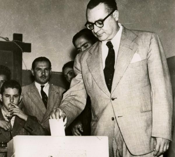 Rómulo Betancourt voting for the election of a Constituent assembly in 1946.